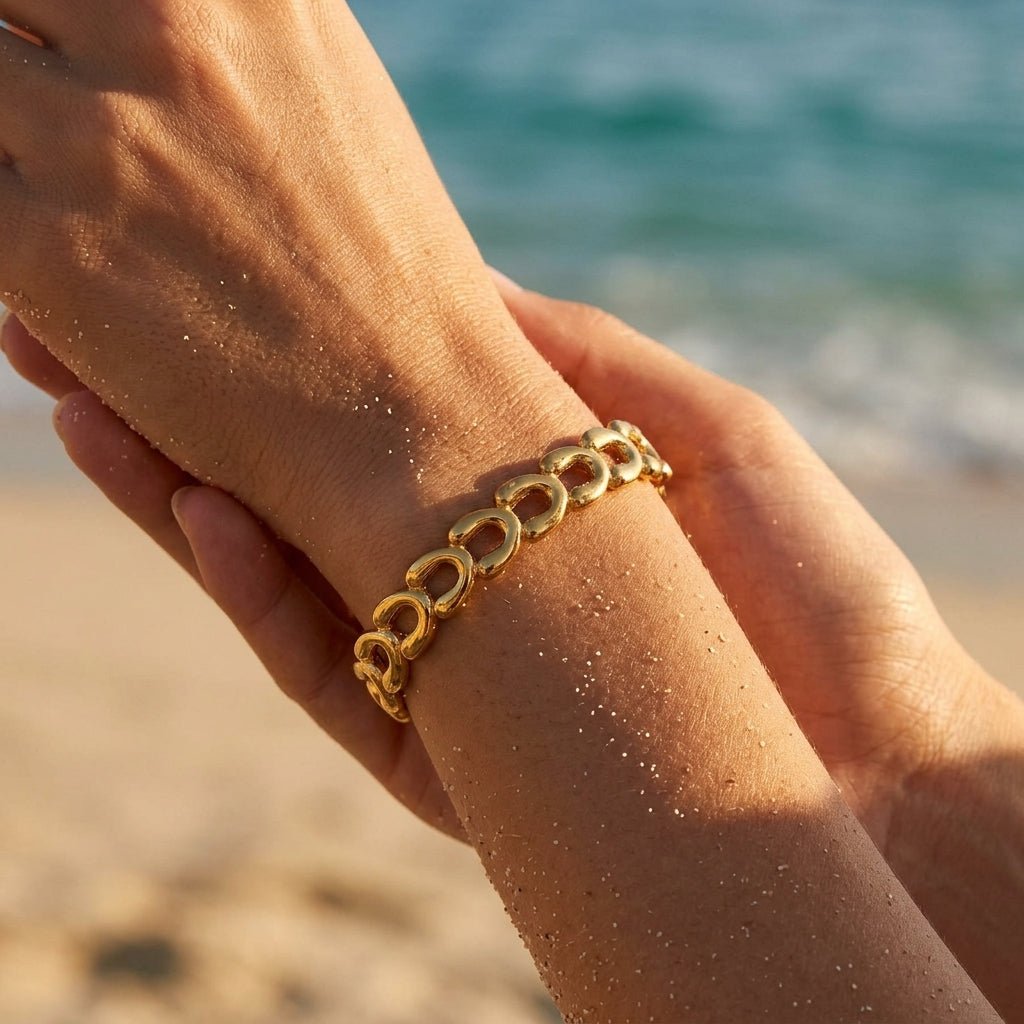 Mira Chunky Interlocking Horseshoe Link Bracelet - Semprie